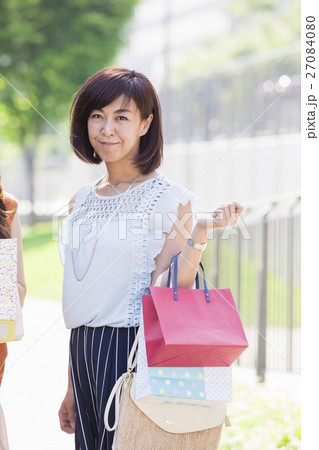 ショッピングバッグを持つ女性 27084080