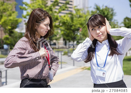 怒るビジネスウーマンと耳をふさぐビジネスウーマン 27084085