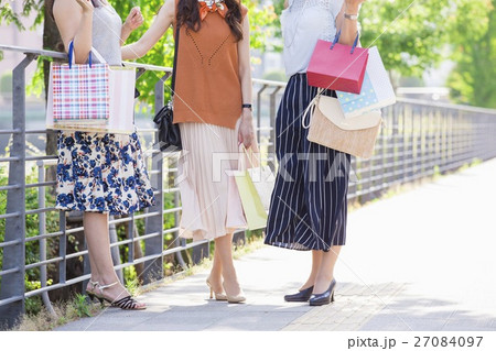 ショッピングバッグを持つ女性 27084097