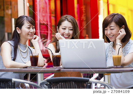 オープンカフェでパソコンを開く女性 オープンカフェでパソコンを開く女性 27084109