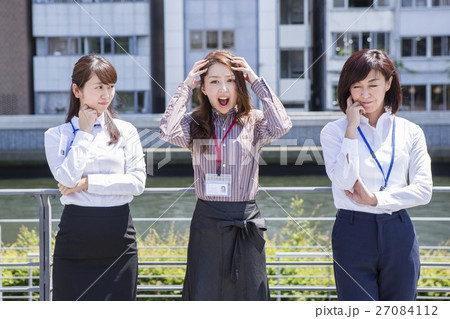悩むビジネスウーマン 悩むビジネスウーマン 27084112