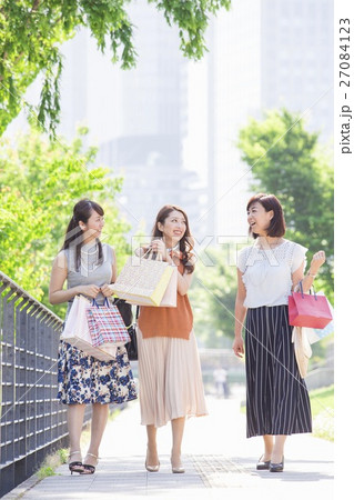 ショッピングバッグを持つ女性 ショッピングバッグを持つ女性 27084123