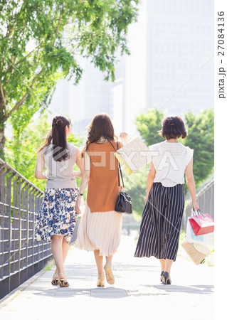 ショッピングバッグを持つ女性 27084136