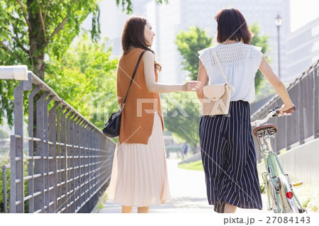 自転車を押す女性と歩く女性 自転車を押す女性と歩く女性 27084143