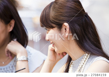 頬杖をつく女性 27084159