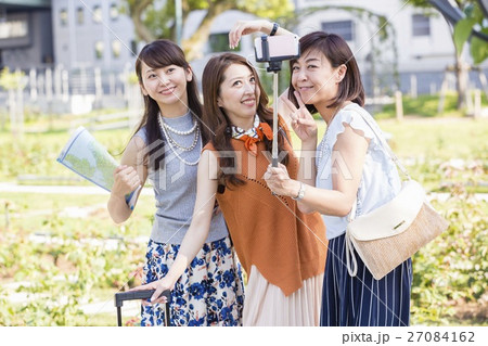 自撮り棒で写真を撮る女性 自撮り棒で写真を撮る女性 27084162