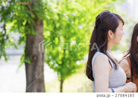 公園に立つ女性 公園に立つ女性 27084165