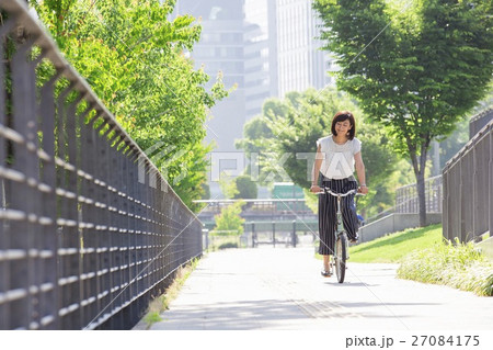 自転車に乗る女性 自転車に乗る女性 27084175