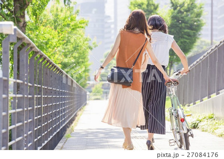 自転車を押す女性と歩く女性 27084176