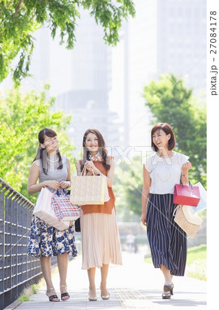 ショッピングバッグを持つ女性 27084178