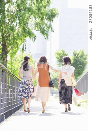 ショッピングバッグを持つ女性 ショッピングバッグを持つ女性 27084182