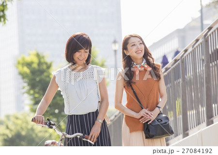 自転車を押す女性と歩く女性 27084192