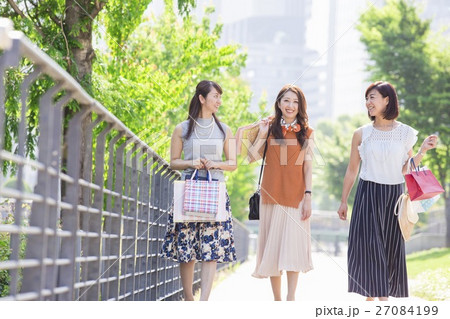 ショッピングバッグを持つ女性 ショッピングバッグを持つ女性 27084199