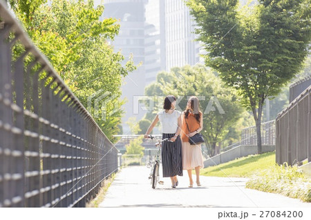 自転車を押す女性と歩く女性 自転車を押す女性と歩く女性 27084200