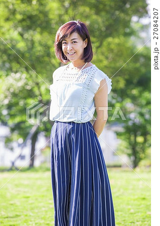 公園に立つ女性 公園に立つ女性 27084207