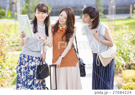 地図を見て話す女性 27084224