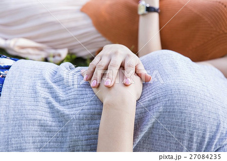 芝生に寝転ぶ女性 芝生に寝転ぶ女性 27084235