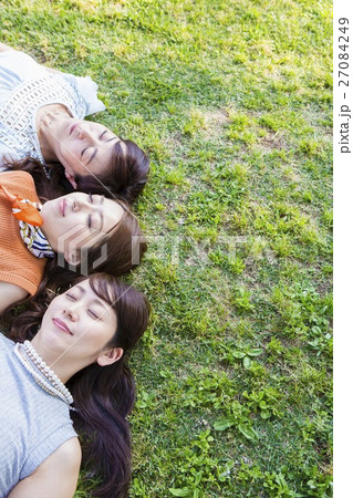 芝生に寝転ぶ女性 27084249