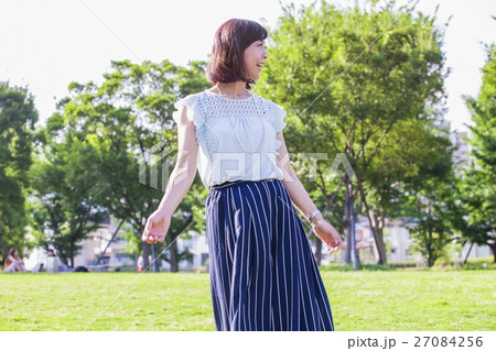 公園に立つ女性 公園に立つ女性 27084256