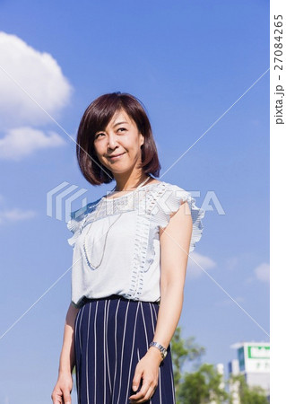 青空を背景に立つ女性 青空を背景に立つ女性 27084265