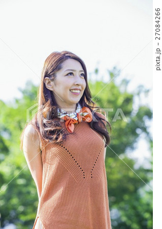 公園に立つ女性 27084266