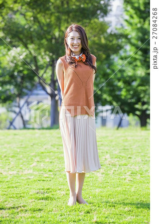 公園に立つ女性 27084268