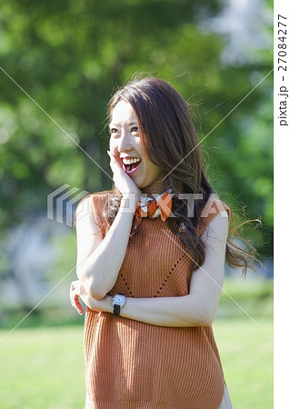 公園に立つ女性 27084277