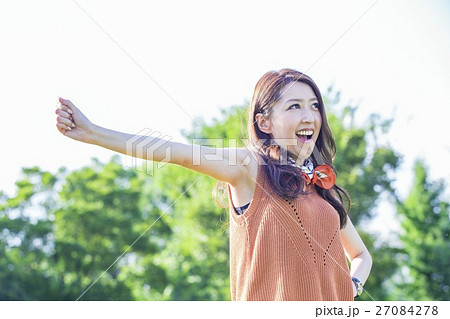 公園に立つ女性 27084278