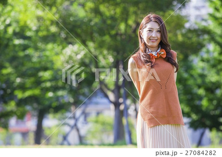 公園に立つ女性 27084282