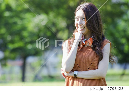 公園に立つ女性 公園に立つ女性 27084284