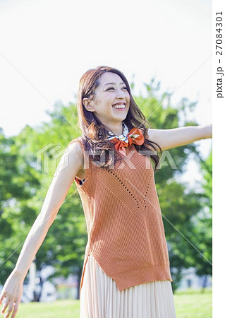 公園に立つ女性 27084301