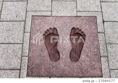 imprint of a foot on a stone 27084577