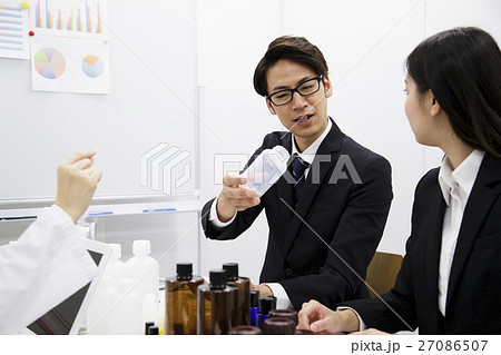 ビジネス　会議　バイオ　商品開発　サイエンス　科学　化学　打ち合わせ　医療　オフィス　研究開発 27086507