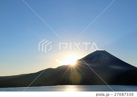日本の元旦 富士山と初日の出の写真素材