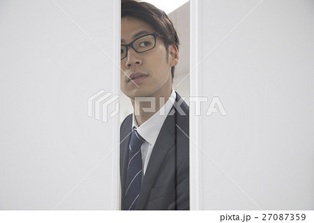 ビジネスマン　ロビー　廊下　ビジネス　オフィス　覗く　探す 27087359