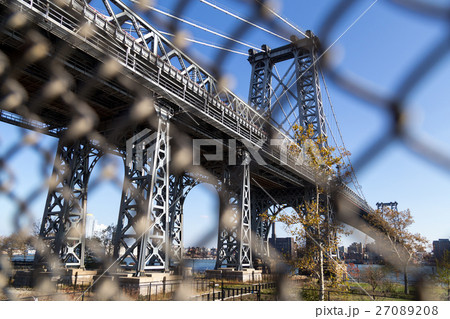 Williamsburg Bridge in Manahattan, New York Williamsburg Bridge in Manahattan, New York 27089208