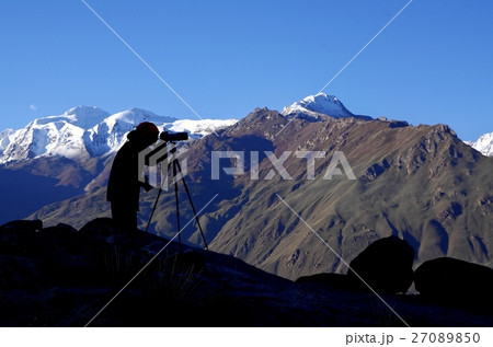 photographer-traveler makes landscape photo 27089850