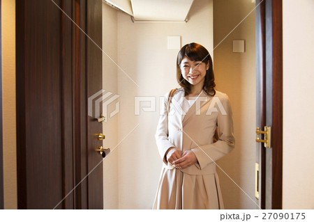 女性　若い女性　帰宅　夕方　玄関　セールスマン　営業　自宅　ビジネス　ビジネスマン　訪問 27090175