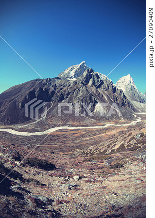 mountain landscape on the way to everest base camp 27090409