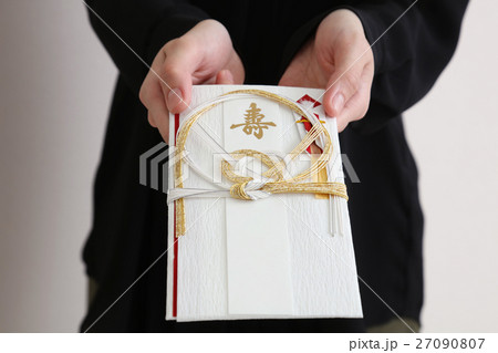 御祝いを渡す手元 御祝いを渡す手元 27090807