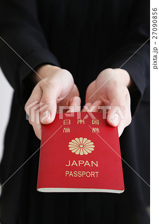 パスポートを渡す手元 27090856