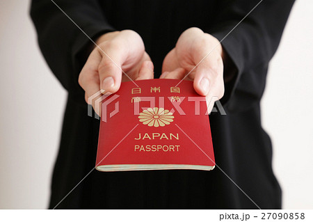 パスポートを渡す手元 パスポートを渡す手元 27090858