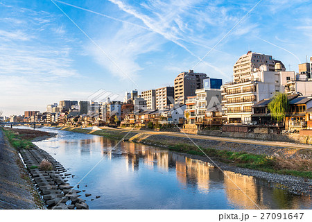 京都 朝日を浴びる鴨川沿いの町並み 四条大橋周辺 の写真素材