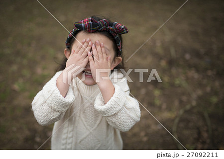 手で顔を隠す女の子 27092211