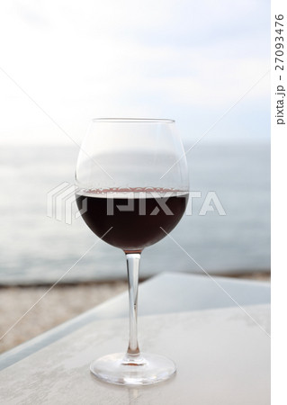 海辺のレストランで飲む赤ワイン 海辺のレストランで飲む赤ワイン 27093476