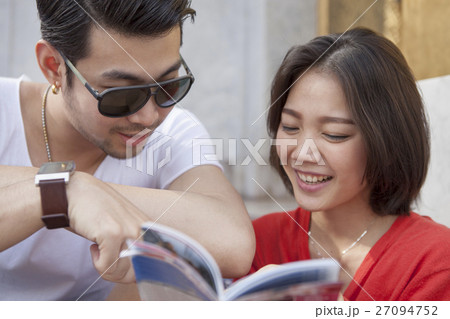 couples of asian younger traveling man and woman 27094752