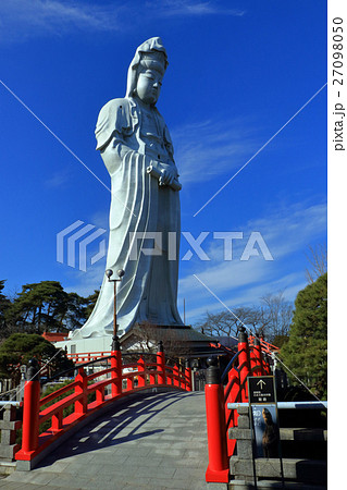 白衣観音と赤い橋の写真素材