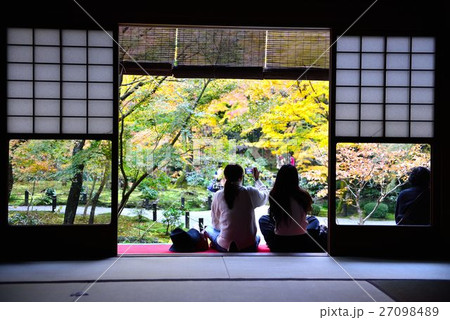 紅葉を楽しむ観光客 27098489
