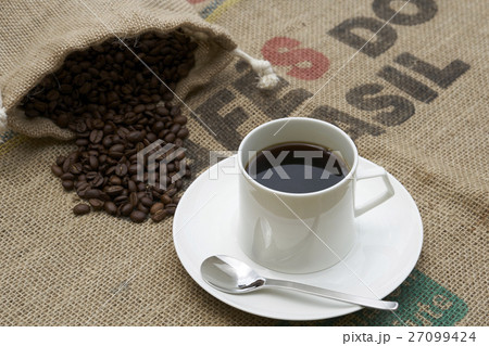 コーヒー豆と一杯のコーヒー コーヒー豆と一杯のコーヒー 27099424