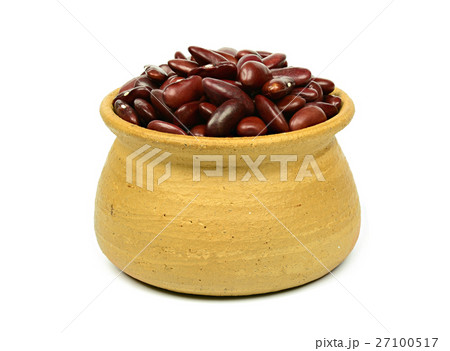 Red beans on clay pot isolated on white Red beans on clay pot isolated on white 27100517